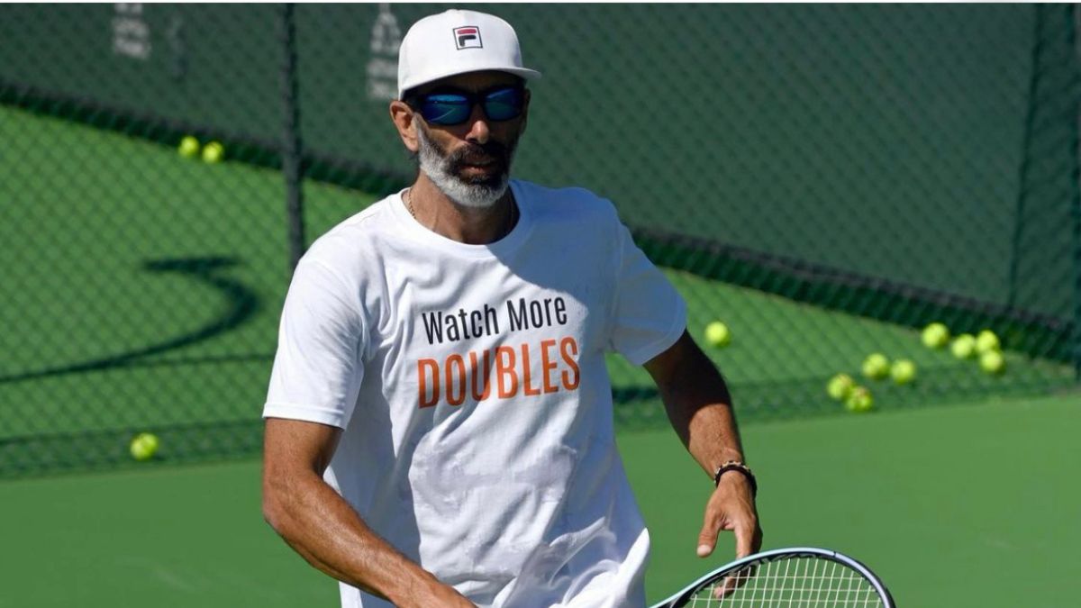 Jared Jacobs, WTA Coach, wearing our "Watch More Doubles" shirt.