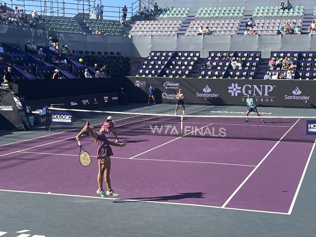 Ena Shibahara serving at the 2023 WTA Finals in Cancun