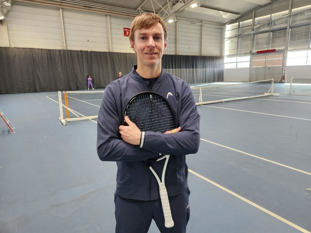 Will Boucek reviewing tennis racquets